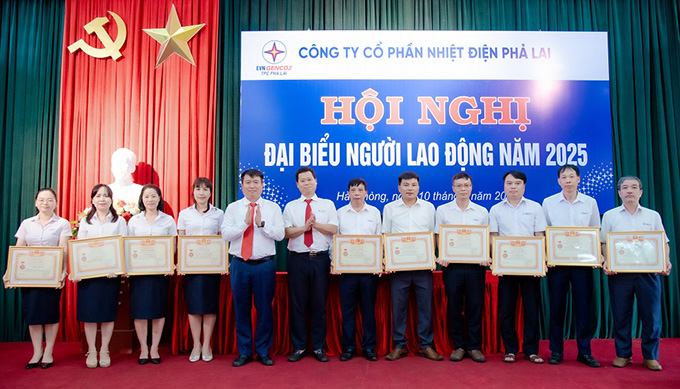 The leaders of Pha Lai Thermal Power Joint Stock Company commended and rewarded collectives and individuals with outstanding achievements in production labor in 2024. Photo: Thuy Trinh