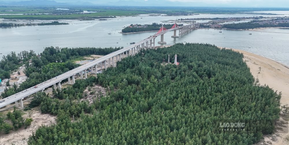 Slow site clearance is at risk of affecting the progress of the billion-dollar overpass in Hue.