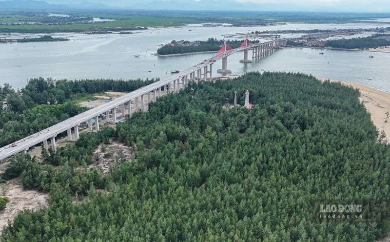 Slow site clearance is at risk of affecting the progress of the billion-dollar overpass in Hue.
