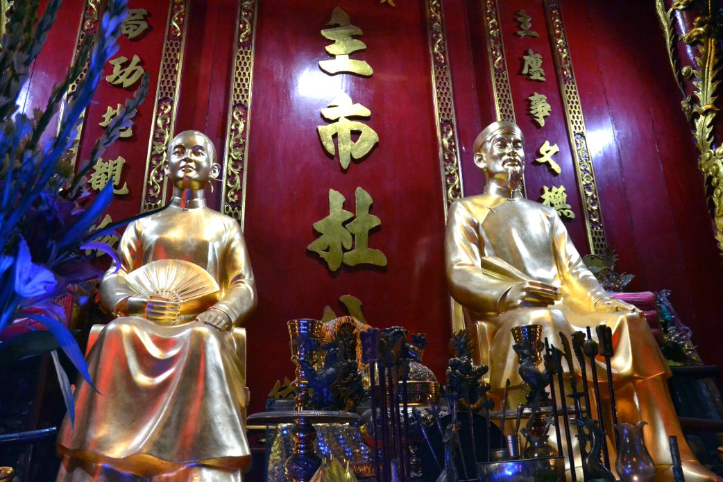 Do co nhieu cong duc giup doi luc sinh thoi, nen sau khi chet, vo chong vi Cau duong Do Cong Tuong, tu Lanh, duoc nguoi dan tu nguyen chon cat, xay mo, dung den tho va to chuc le gio trang trong. Anh: Lam Dien 