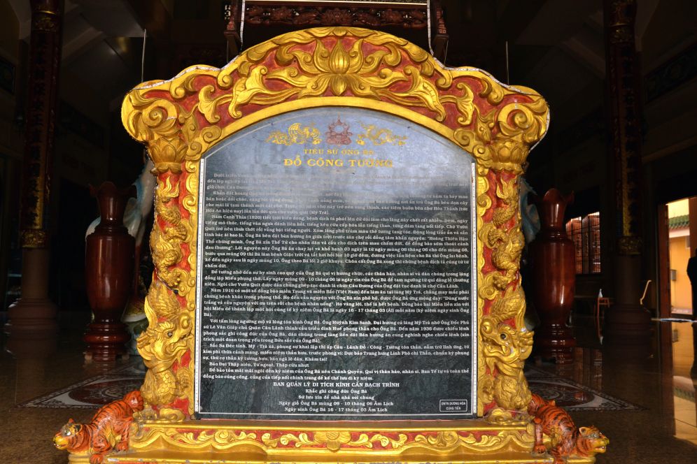 Ben trong Den, ben canh tuong ong ba duoc dat o vi tri trang nghiem, con co van bia ghi tom tat cong duc giup dan luc sinh thoi cua vo chong vi Cau duong. Anh: Lam Dien