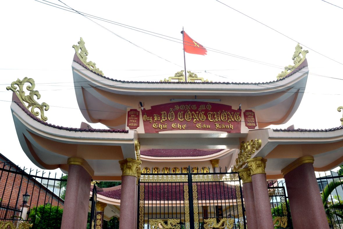 Dac biet, phan mo tach biet voi den tho, sau nhieu lan trung tu cung duoc dau tu trang trong va tro thanh diem den noi tieng o Cao Lanh. Anh: Lam Dien
