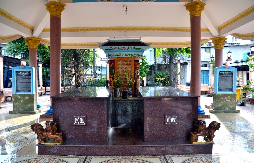 Mo vo chong ong ba Do Cong Tuong, tuc Cau Lanh, nguoi duoc dat ten cho dia danh Cao Lanh ngay nay. Anh: Lam Dien