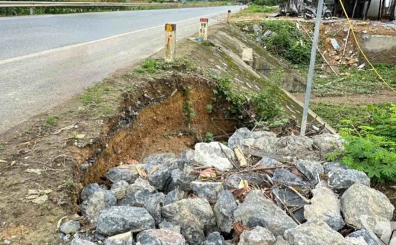 Some landslides are located near the road, causing people to worry. Photo: Viet Bac