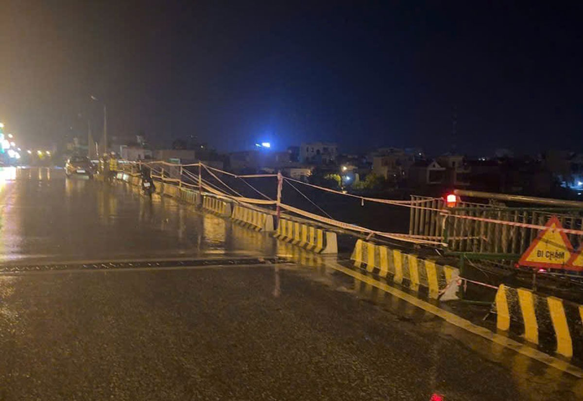 Put up warning ropes for incidents on Thai Binh bridge due to thunderstorms. Photo: Ha Vi