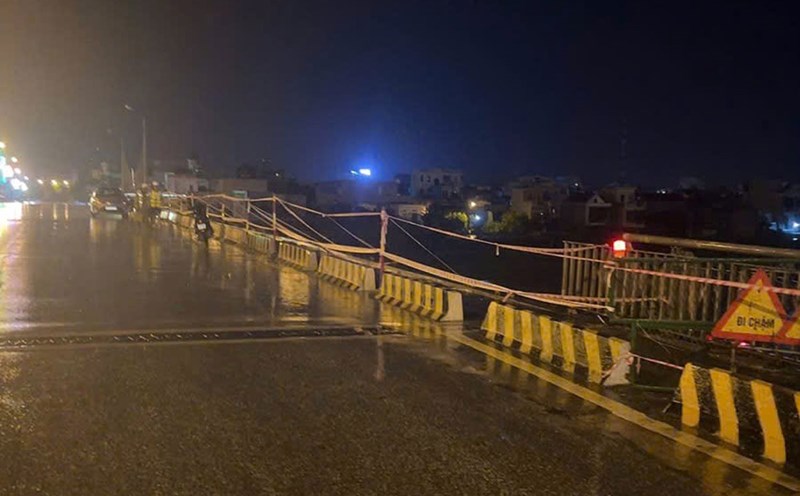 Put up warning ropes for incidents on Thai Binh bridge due to thunderstorms. Photo: Ha Vi
