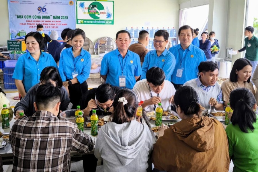 호치민시 노동총연맹 지도자들이 Nghia Thanh 면 지역의 Greentech Headgear 유한회사 공장에서 열린 노동조합 점심 식사에 참석했습니다. 사진: 노동총연맹