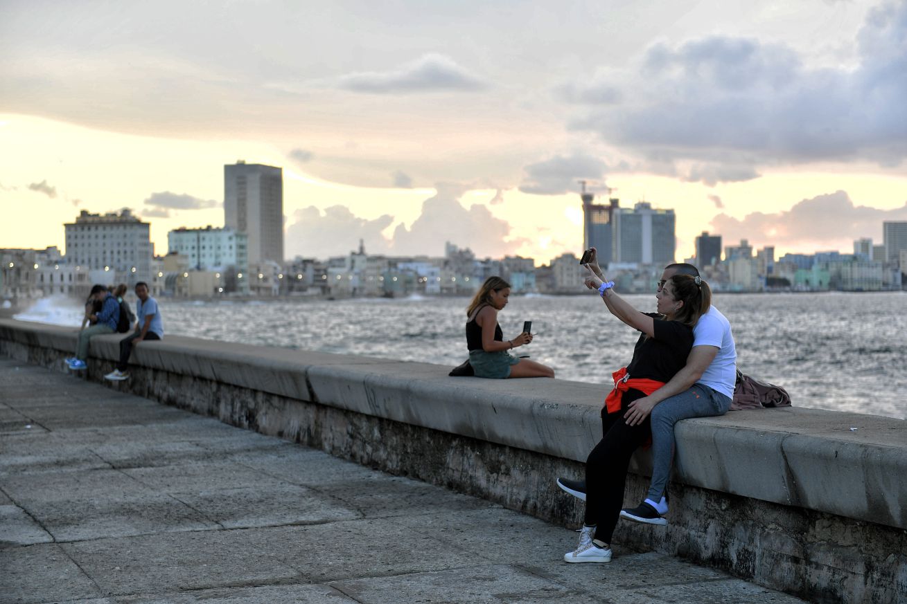 Lang nghe tieng gio (Old Havana, Cuba). Anh: Viet Van