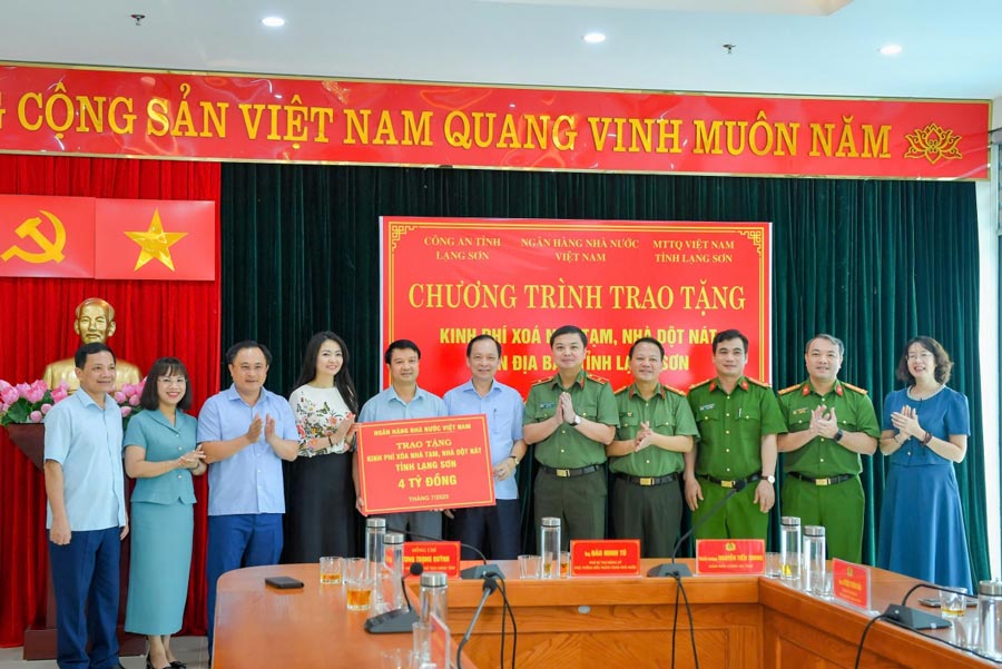 NHNN 지도부가 랑선성에 임시 주택 및 허술한 주택 철거 비용을 기증했습니다. 사진: Minh Khanh