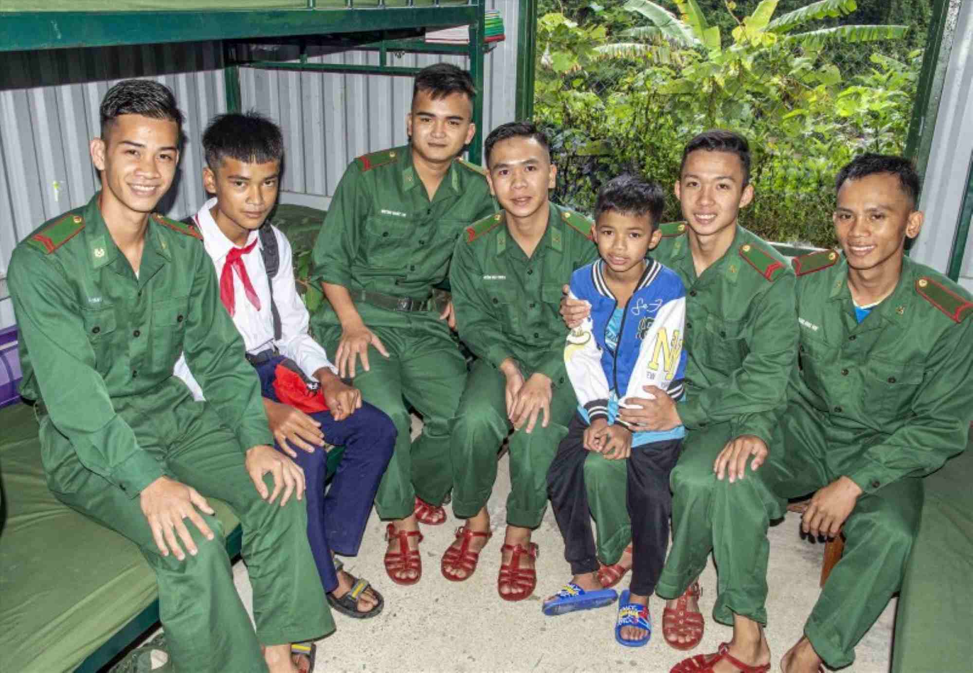 Los soldados del puesto fronterizo de A Xan Da Nang reciben a sus hijos adoptivos abriendo un futuro brillante para los niños de la zona fronteriza. Foto: Hong Anh