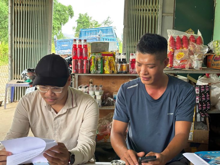 Lo Van Tinh 씨(오른쪽)가 기자와 이야기를 나누고 있습니다. 사진: Thanh Binh