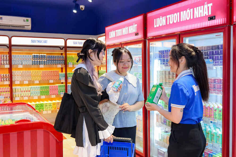 Doi moi san pham, “thay ao” cac cua hang theo nhan dien thuong hieu moi giup Vinamilk tiep can tot hon den nguoi tieu dung, tac dong tich cuc den ket qua kinh doanh. Anh: Nguyen Phuong