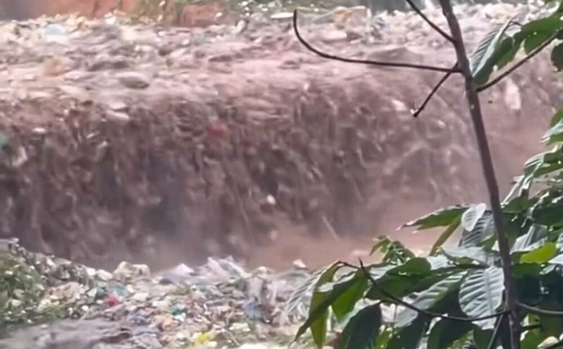 Garbage flows out with the rushing water, polluting the environment. Photo: Vien Nguyen