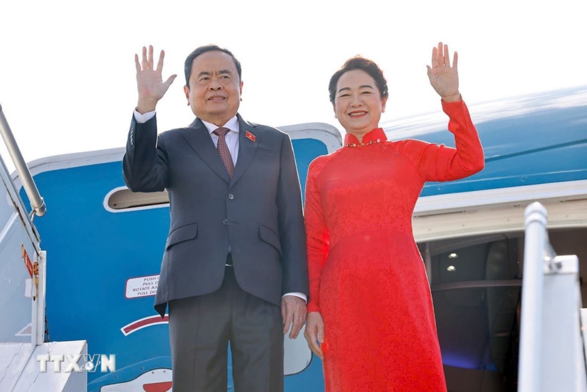 Politburo member and National Assembly Chairman Tran Thanh Man and his wife leave Geneva for home. Photo: VNA