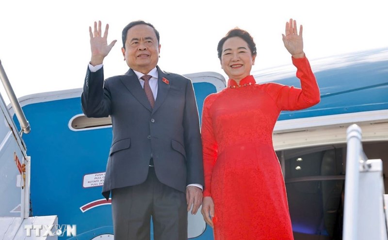 Politburo member and National Assembly Chairman Tran Thanh Man and his wife leave Geneva for home. Photo: VNA