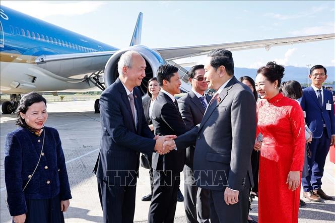 Le tien Chu tich Quoc hoi Tran Thanh Man va Phu nhan tai san bay quoc te Geneva, Thuy Si. Anh: TTXVN