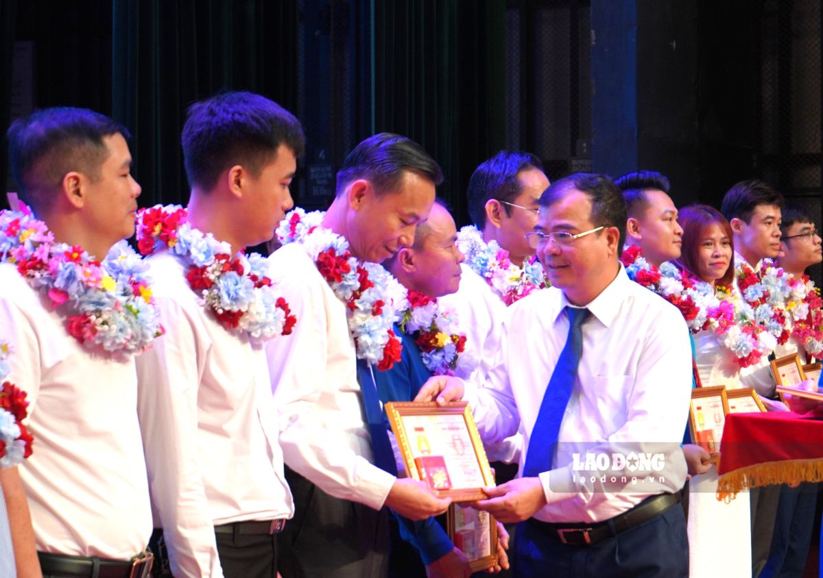 Pho Chu tich UBND TP Hai Phong Nguyen Minh Hung trao bang Lao dong sang tao cho cac ca nhan. Ảnh: Mai Dung