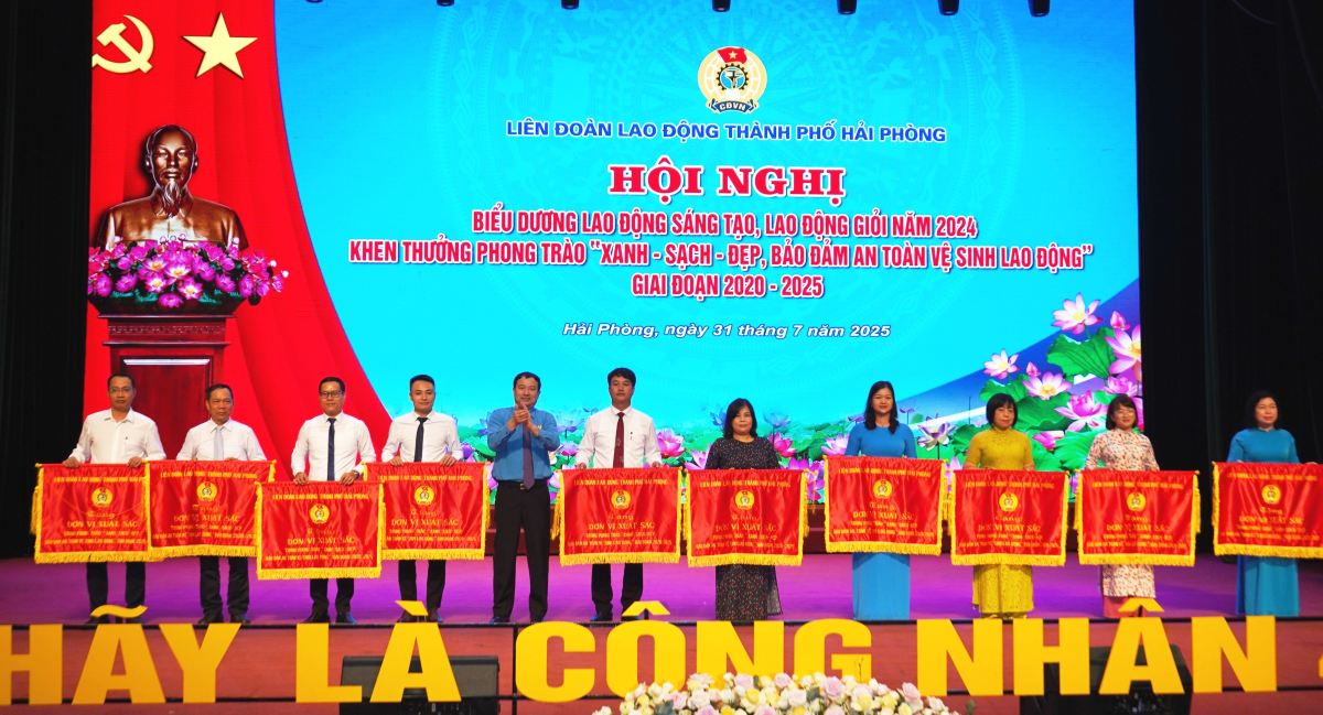 LDLD TP Hai Phong trao co thi dua cho cac tap the xuat sac phong trao Xanh - Sach - Dep, Bao dam an toan ve sinh lao dong. Ảnh: Mai Dung