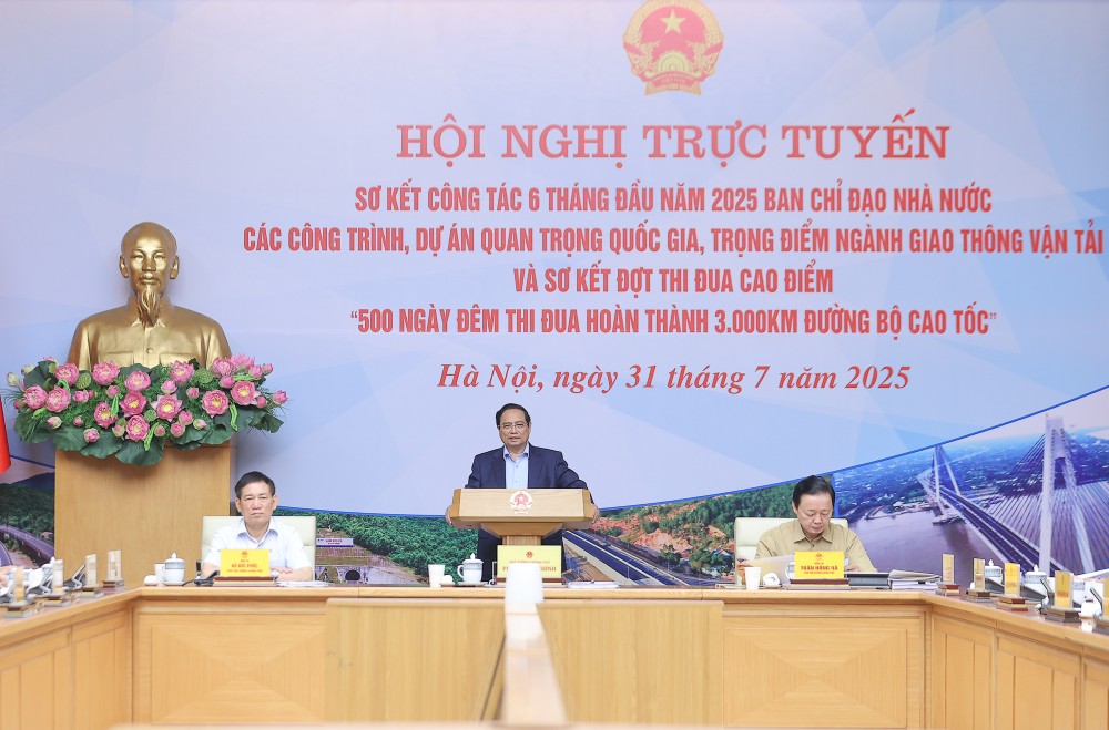 Politburo member and Prime Minister Pham Minh Chinh requested that the target of 3,000km of expressway must be definitely completed. Photo: VGP