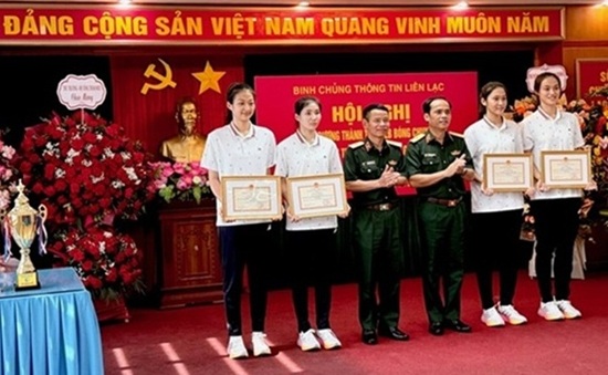 정보통신군단 유소년 배구팀 선수가 표창을 받았습니다. 사진: Hoai Viet