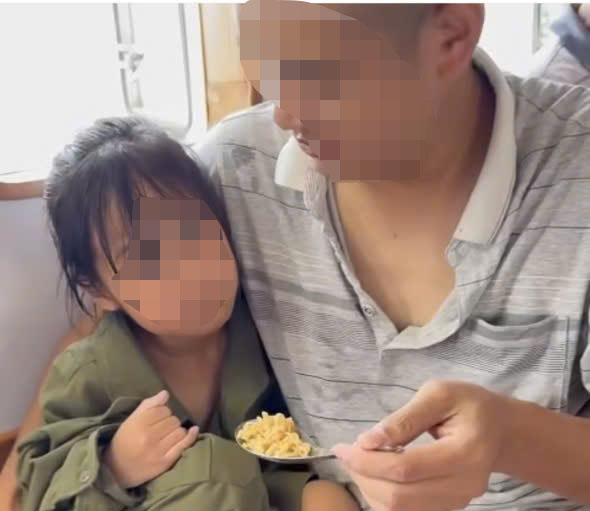 2 cha con anh T tắm biển rồi bị sóng cuốn ra xa nhiều hải lý đã được tàu hàng cứu kịp thời. Ảnh: Xuân Thành