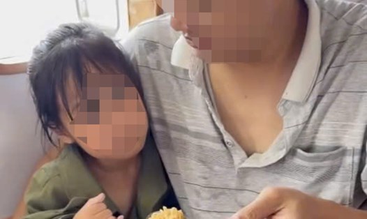 2 cha con anh T tắm biển rồi bị sóng cuốn ra xa nhiều hải lý đã được tàu hàng cứu kịp thời. Ảnh: Xuân Thành