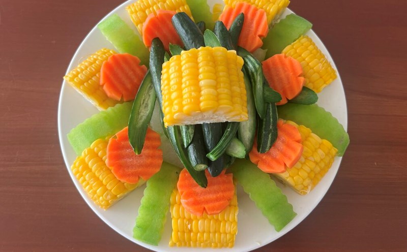 Adding green vegetables and boiled vegetables to lunch will effectively support belly fat reduction. Photo: Kieu Vu