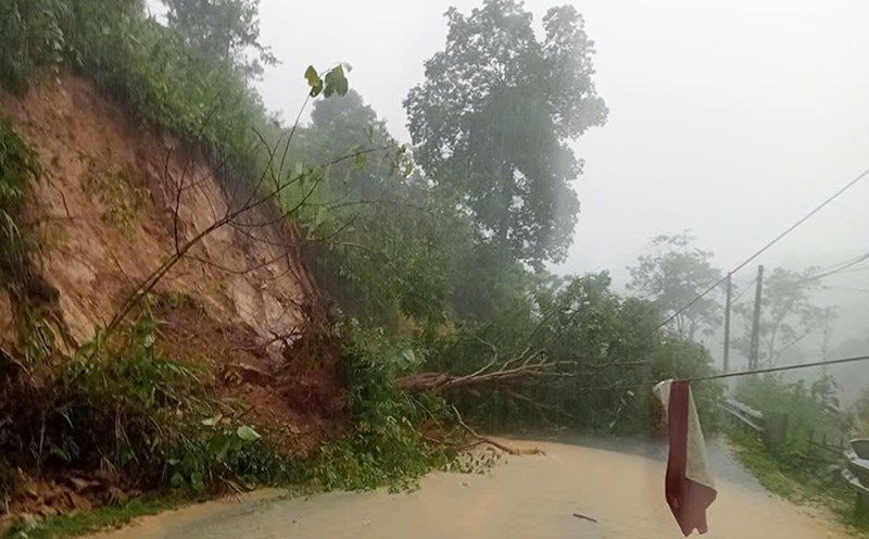 The landslide caused traffic jams at Km397+150 National Highway 6 (Tuan Giao commune to Muong Lay ward, Dien Bien province). Photo: 226 Road Joint Stock Company