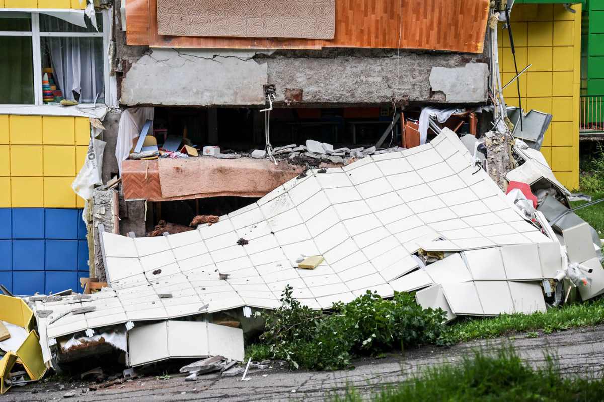 Mat tien bi sap cua mot truong mau giao o Petropavlovsk-Kamchatsky, vung Kamchatka, Nga sau dong dat ngay 30.7. Anh: TASS