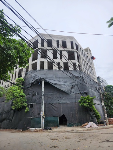 Công trình nhà cao tầng xây dựng trên đất cụm công nghiệp làng nghề Tân Triều. Ảnh: Minh Hạnh 