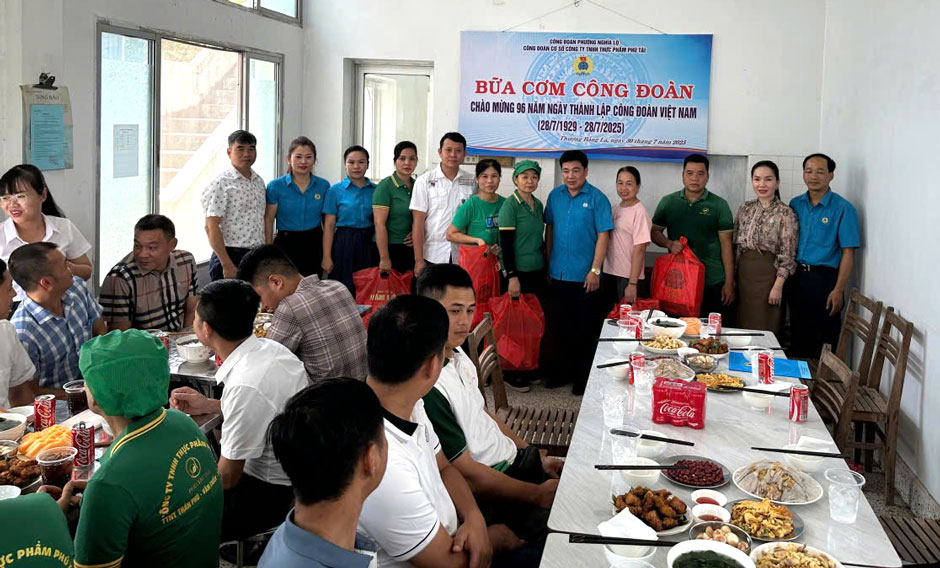 Ong Phan Huy Cuong – Pho Chu tich Lien doan Lao dong tinh Lao Cai tang qua cho cong nhan lao dong co hoan canh dac biet kho khan. Anh: Bao Nguyen