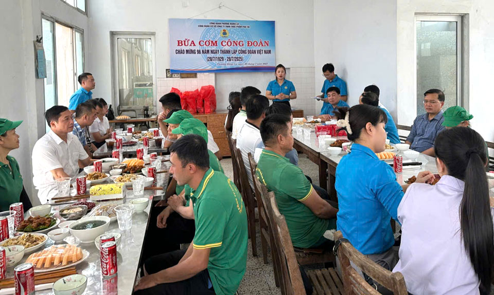 Lien doan Lao dong tinh Lao Cai phoi hop voi Cong doan co so Cong ty TNHH Thuc pham Phu Tai to chuc “Bua com Cong doan“. Anh: Bao Nguyen