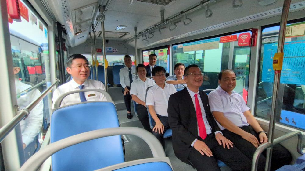 Dai dien So Xay dung va cac ban nganh trai nghiem thuc te tuyen xe buyt dien moi. Anh: Anh Tu