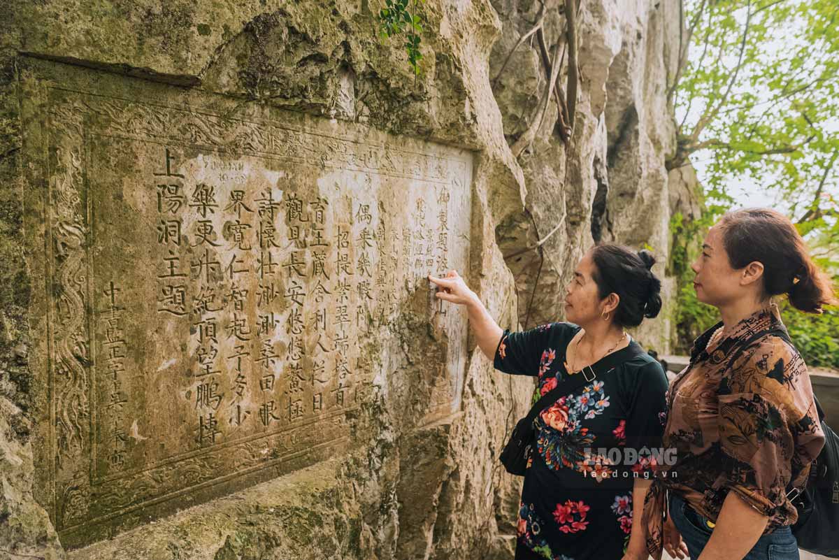 Nguoi dan tham quan, tim hieu ve van khac Han Nom tren vach da tai nui Non Nuoc. Anh: Dieu Anh