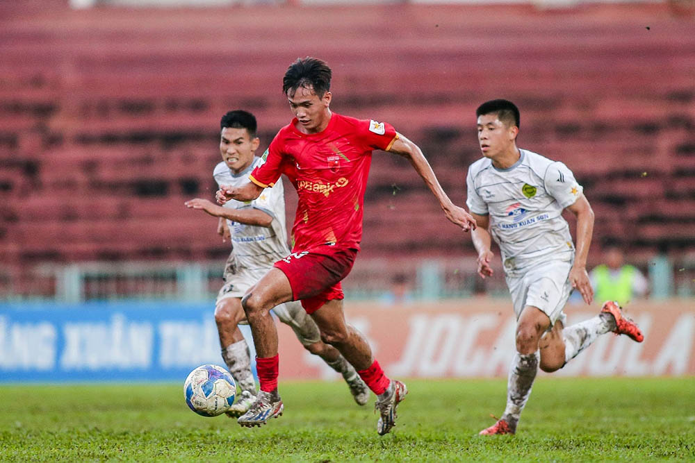 Long An Club (red shirt) has not registered to participate in the 2025-2026 First Division. Photo: Phat Nguyen