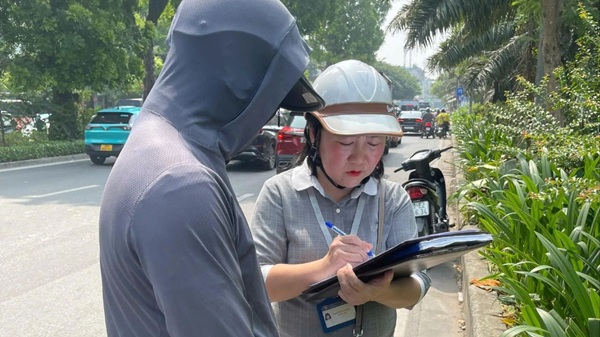 Les fonctionnaires du quartier de Dong Da dressent un proces-verbal de traitement des infractions administratives contre les personnes qui jettent des dechets non conformes a la reglementation le 29 juillet. Photo : Departement KTHT&DT de Dong Da