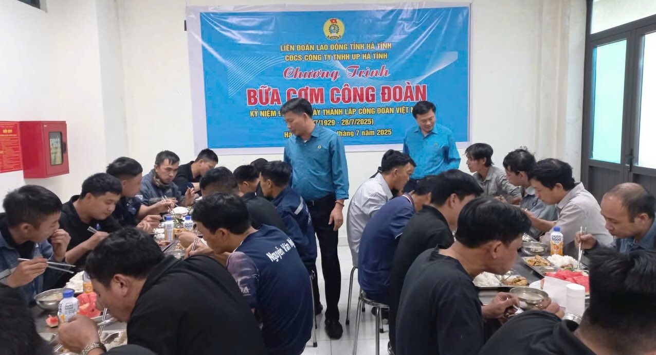 약 150명의 하띤 UP 유한회사 조합원 및 노동자들이 '노동조합 점심 식사'에 참여했습니다. 사진: 하띤 노동조합