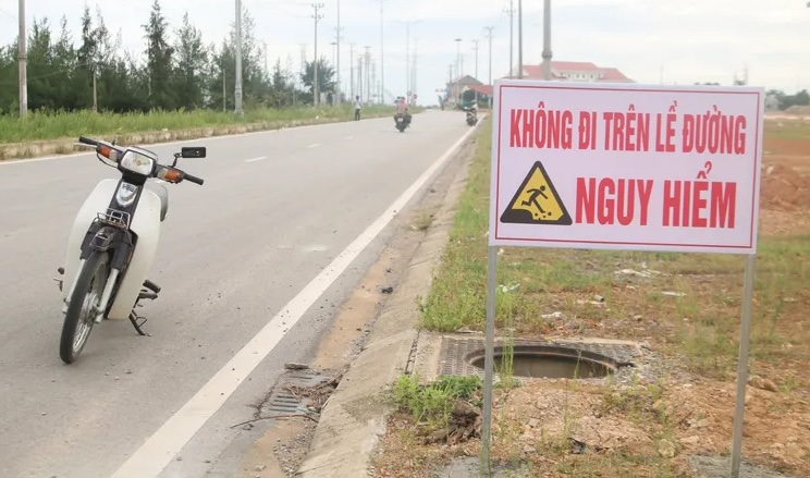 뚜껑이 없는 맨홀에는 기능 부서에서 경고 표지판을 설치했습니다. 사진: Hai Quy