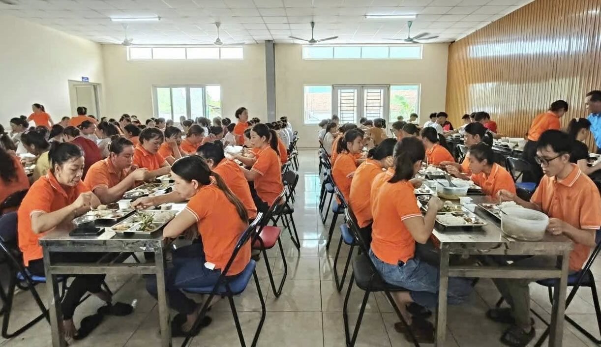 노동조합 식사의 따뜻한 분위기. 사진: 꽝찌 노동조합