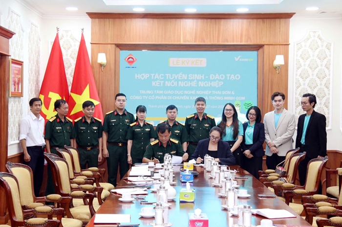 GSM hop tac Trung tam Thai Son nham dao tao va tuyen dung luc luong bo doi xuat ngu tro thanh tai xe chinh quy cua Xanh SM. Anh: GSM