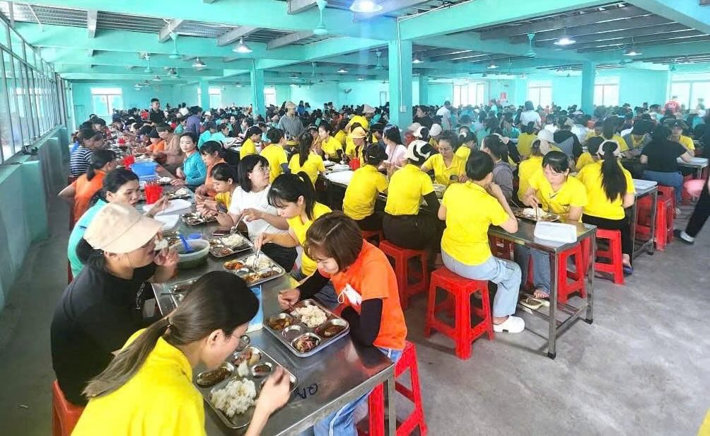 거의 600명의 노동자들이 간디에 옹기종기 모여 따뜻한 노동조합 식사를 합니다. 사진: 꽝찌 노동조합