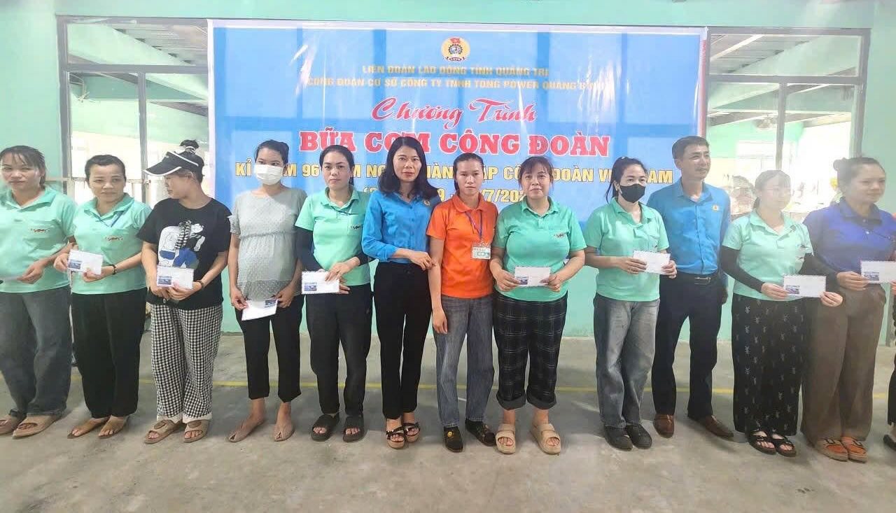 Cong nhan nhan qua tu Lien doan Lao dong tinh Quang Tri. Anh: Cong doan Quang Tri