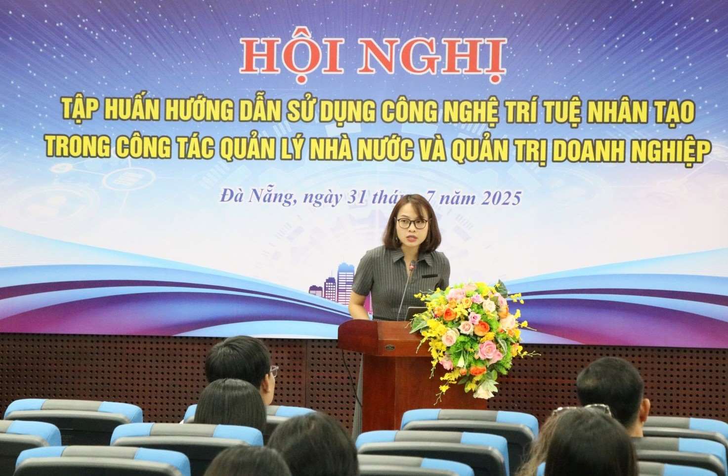 La Sra. Laura Nguyen directora del Fondo de Inversion GenAI Fund comparte conocimientos sobre IA en Da Nang en la mañana del 31 de julio Foto: Thong Nguyen
