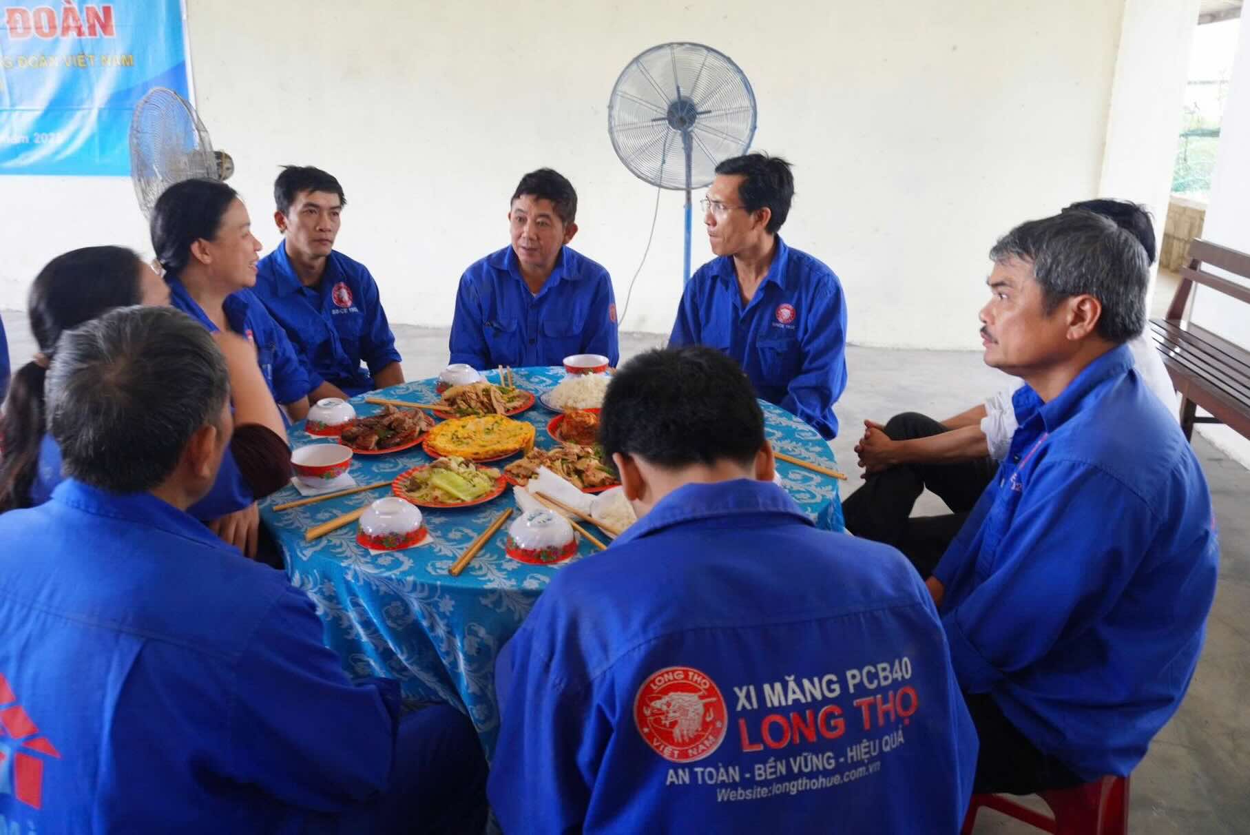 산다 옆에 모인 노동자들 산다 노동조합 식사 사진: 후에 노동조합