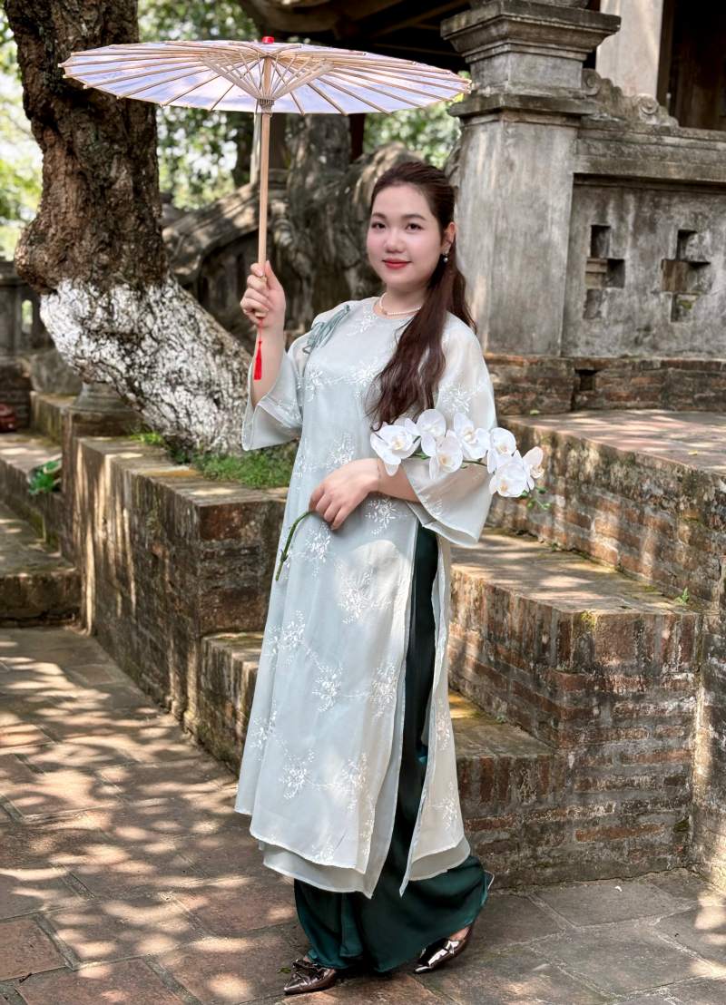Mau xanh ngoc vua diu mat, vua giup ton da cho nguoi mac.
