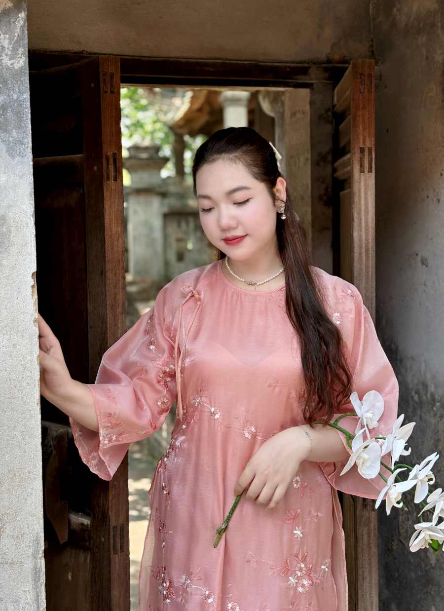 Thiet ke co tron giup can bang phan vai va co, tay lo xoe nhe che di phan bap tay day, trong khi dang suong tha tu nhien tu vai xuong giup giau kheo cac khuyet diem hinh the, tao cam giac thon gon, thanh thoat. Anh: CindyPlus