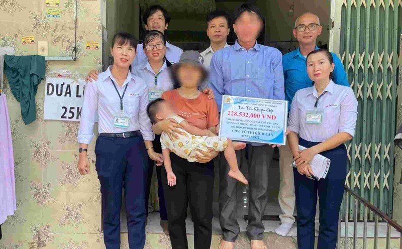 The Trade Union of Yazaki EDS Vietnam Co., Ltd. presented support money to union members facing difficulties due to serious illnesses. Photo: Dinh Trong
