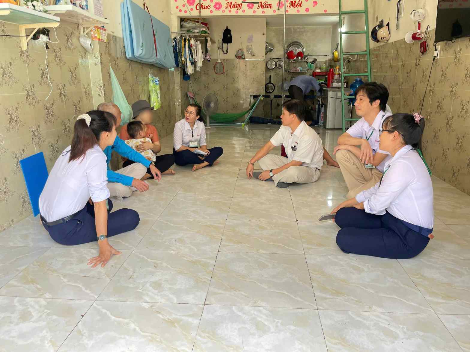CDCS cung cong ty den tham ho tro dong vien gia dinh chi L. Anh: Dinh Trong