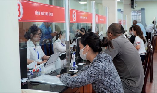 Chủ tịch UBND tỉnh Hồ Văn Mừng cũng yêu cầu cải cách hành chính phải gắn với chuyển đổi số, nâng cao các chỉ số đánh giá. Ảnh: Nguyên Anh