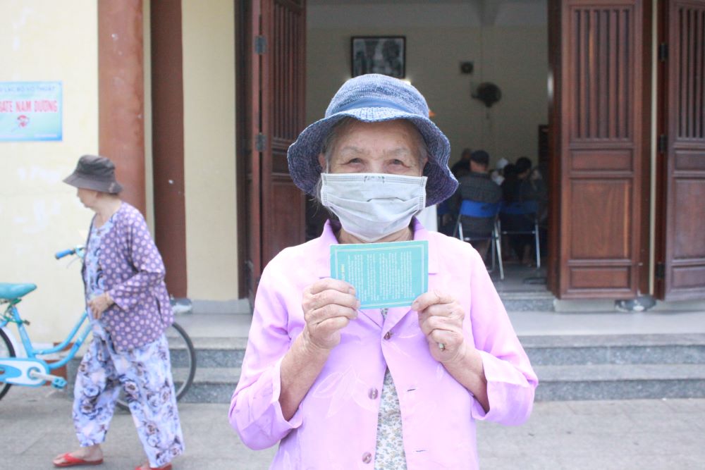 ダナン市ハイチャウ区(Hai Chau区)の住民は、7月と8月も補助金が支払われることを喜んでいます。写真:Tran Thi